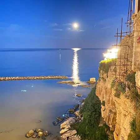 Lussuoso 120 Mq. Panoramico, Fronte Mare Con Due Grandi Terrazze Panoramiche, E Due Bagni Nel Centro Storico Di Vieste, Sulla Scogliera. *