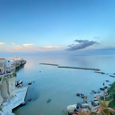 Lussuoso 120 Mq. Panoramico, Fronte Mare Con Due Grandi Terrazze Panoramiche, E Due Bagni Nel Centro Storico Di Vieste, Sulla Scogliera. Apartment